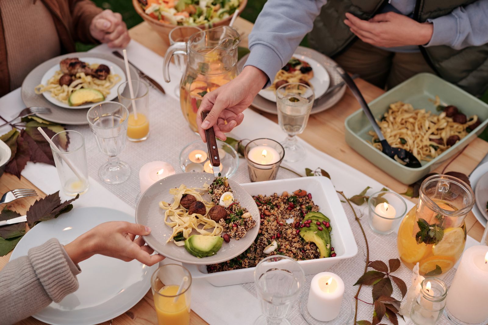 Mesa compartida con comida casera y velas